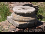 07427 ostia - regio iv - insula iii - edificio (iv,iii,2) - laden - cardo maximus - nordecke - detail - mitte rei - 06-2024.jpg